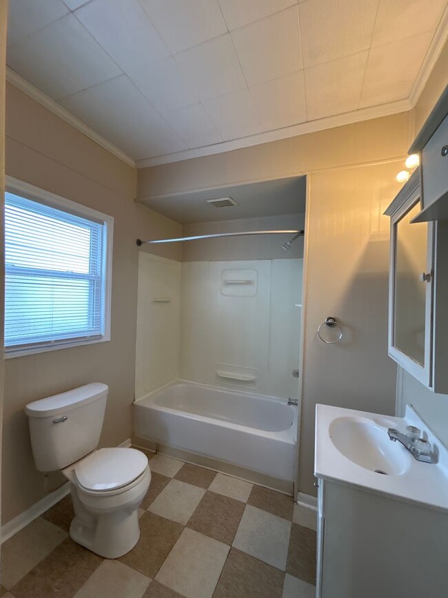 Building Photo - Charming 3-Bedroom, 1-Bathroom Home in Mis...