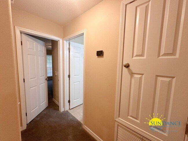 Building Photo - Gorgeous 3-Bedroom Home in Tranquil Navarre Neighborhood!