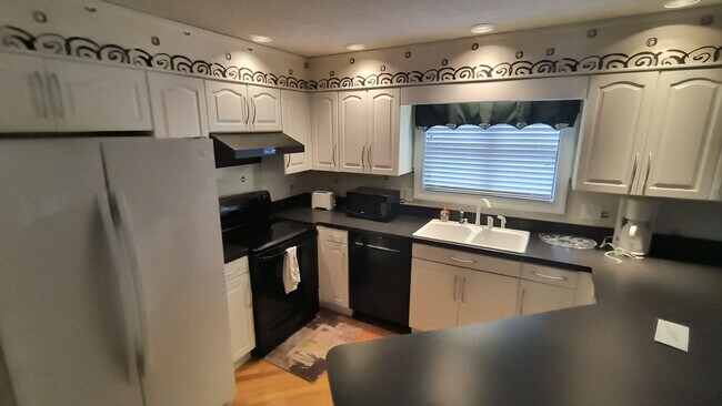 Building Photo - 423 Brightwood Dr