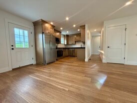 Building Photo - 122 S Silver Ln
