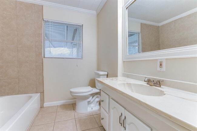 Building Photo - 2406 Pomona Dr