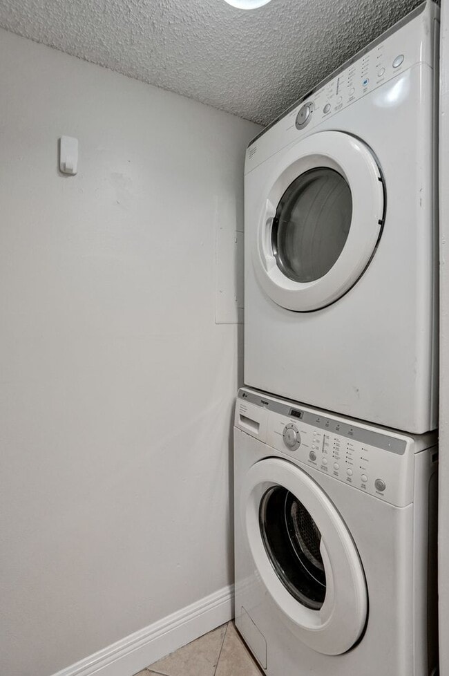 Building Photo - SPACIOUS 2 BED/2 BATH WITH BALCONY IN RESORT-STYLE COMMUNITY!