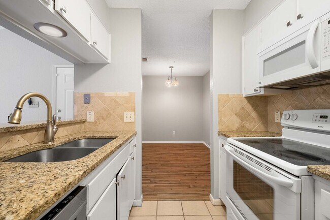 Building Photo - Lovely 1 Bedroom, 1 Bath Condo in South Lamar