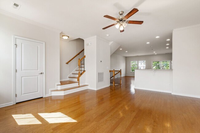 Building Photo - Beautifully Maintained 4BR/3.5BA End-Unit Townhome in Twin Lakes