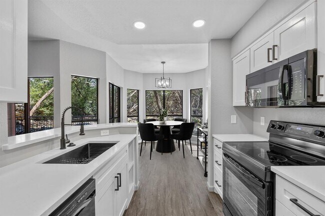 Building Photo - 4711 Spicewood Springs Rd