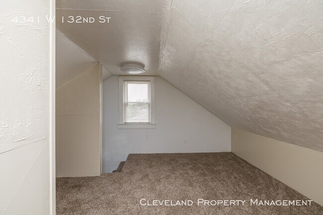 Building Photo - Updated West Side Colonial