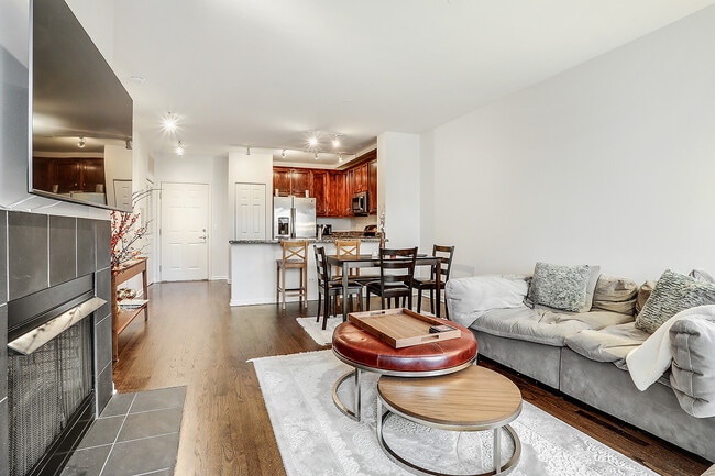 Building Photo - Luxury penthouse 2bd 1bth in Old Town