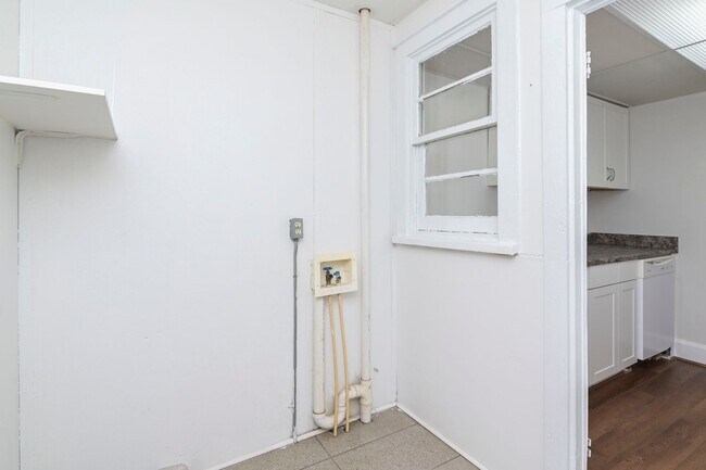 Building Photo - 2 bedroom, 1.5 bath home for rent in the h...