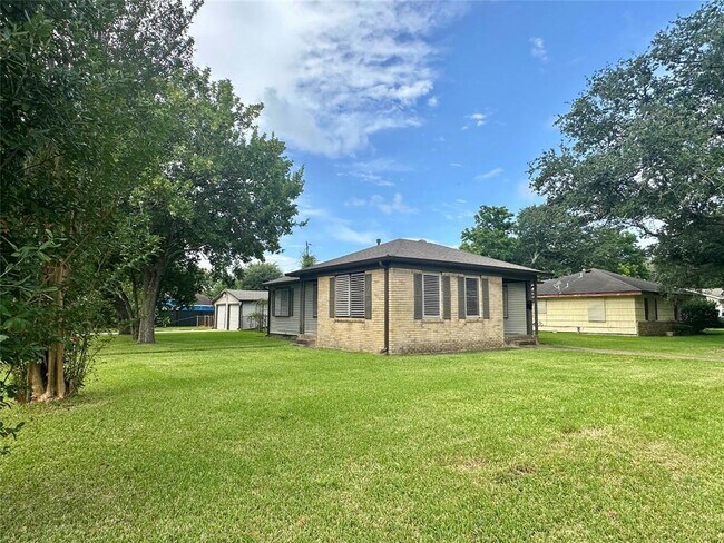 Building Photo - 2303 Oaklawn Dr
