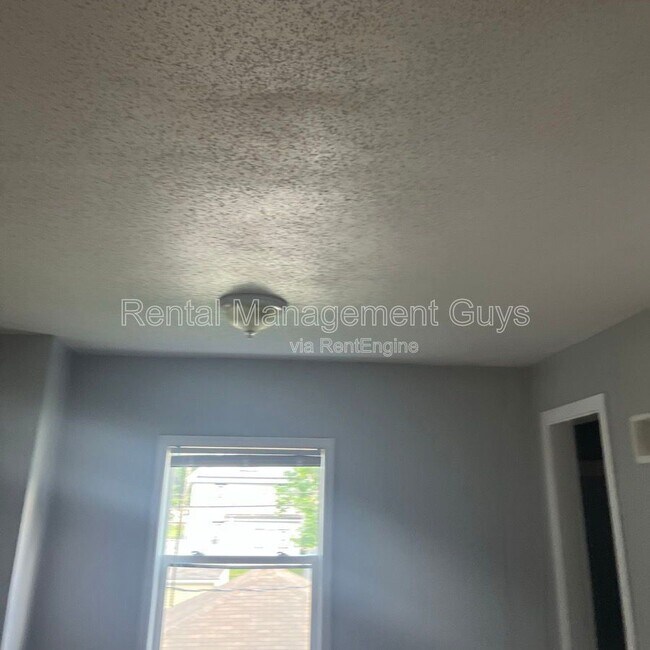 Building Photo - 2110 Fremont Ave N