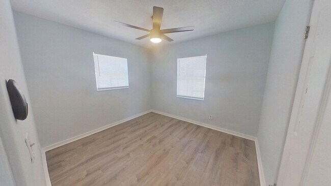 Building Photo - Freshly renovated 3/1