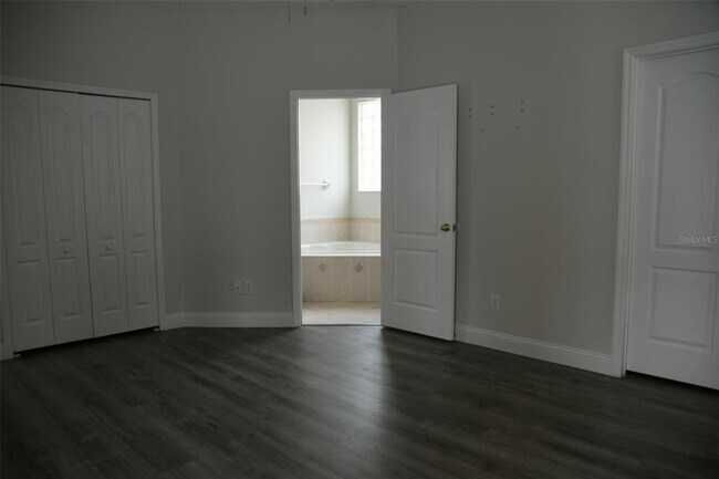 Building Photo - 4943 Solimartin Dr