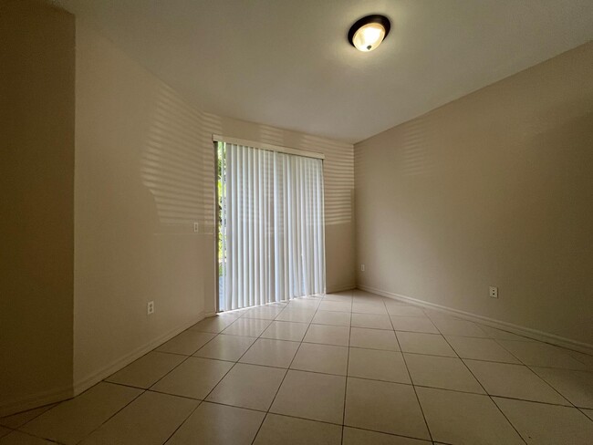 Building Photo - 1932 Alamanda Way