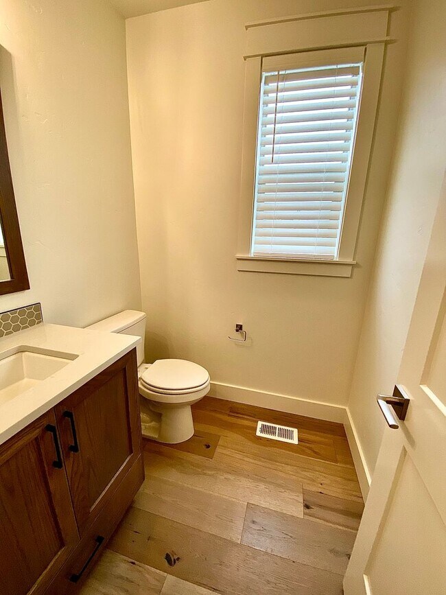 Building Photo - Beautiful Custom 6 Bedroom (2 Primary Bedrooms!) +Office located in NW Meridian