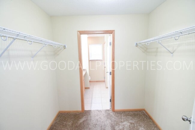 Building Photo - Spacious 3 Bedroom townhome with loft in Urbandale