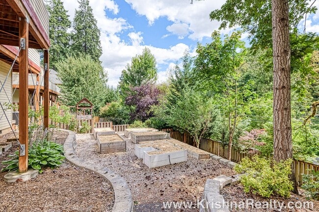 Building Photo - Gorgeous 6 BD* 3 BA* Single Family Home Located In Charming Arbor Meadows In Portland! **Minutes ...