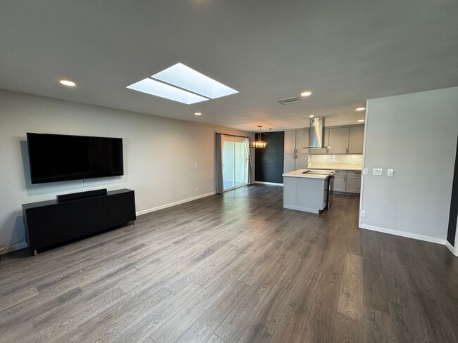 Building Photo - Beautiful Modern 3BD/2BA Home with AC & Pr...