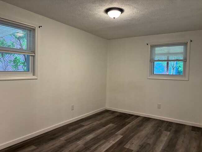 Building Photo - 18 Dogwood Ct