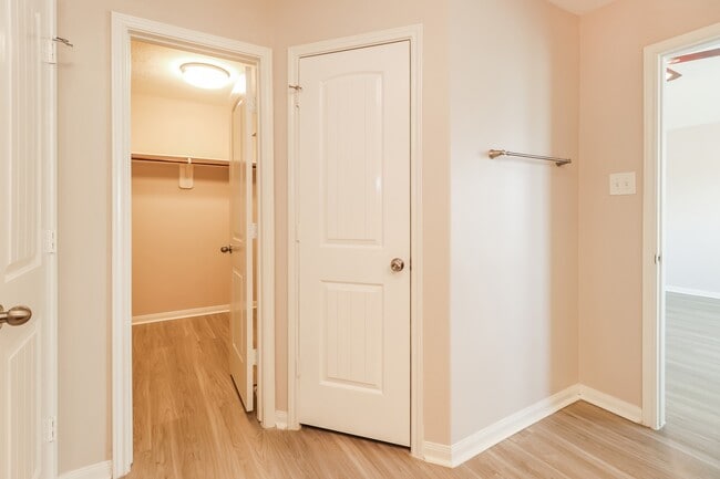 Building Photo - 603 Lake View Dr