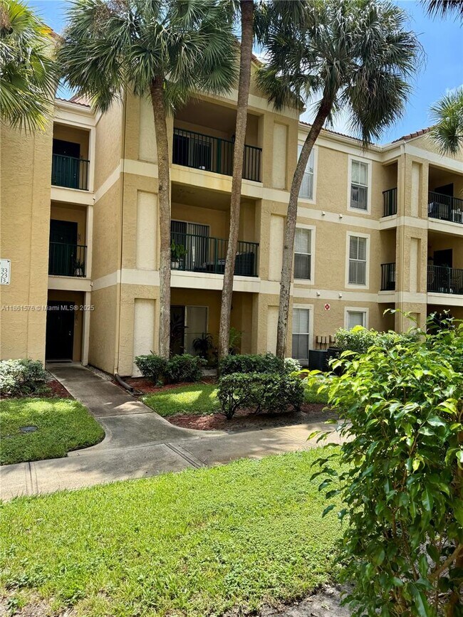 Building Photo - 977 Riverside Dr