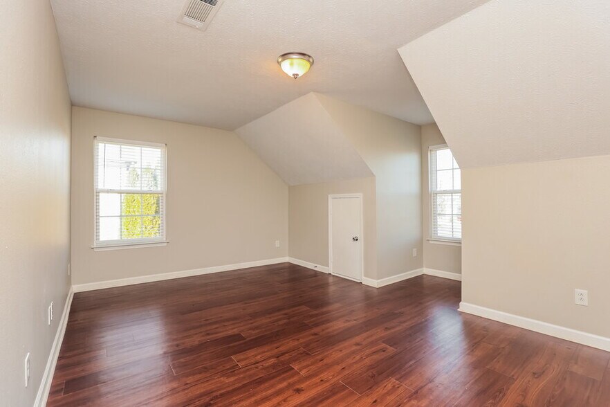 Building Photo - 2209 Dewey Dr