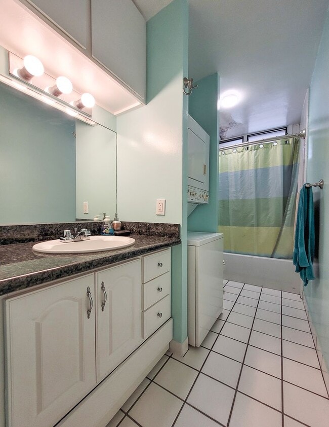 Building Photo - AVAILABLE 11/3/25 1BR / 1Bath / 1Pkg Condo...
