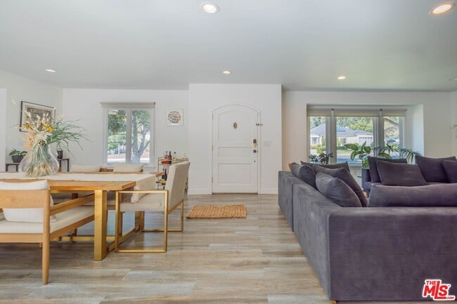 Building Photo - 2760 E Glenoaks Blvd