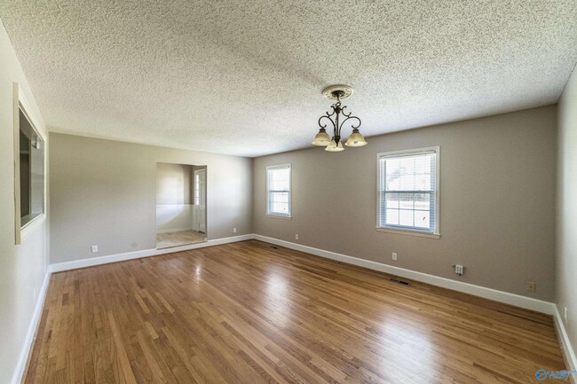 Building Photo - 2107 Edinburgh Dr SW
