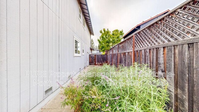 Building Photo - 2070 Pinercrest Dr