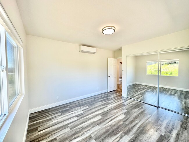 Building Photo - Wonderful & Freshly Remodeled, Spacious Si...