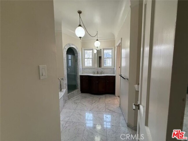 Building Photo - 113 N Doheny Dr