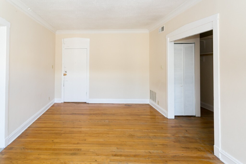Building Photo - 2249 W Wilson Ave