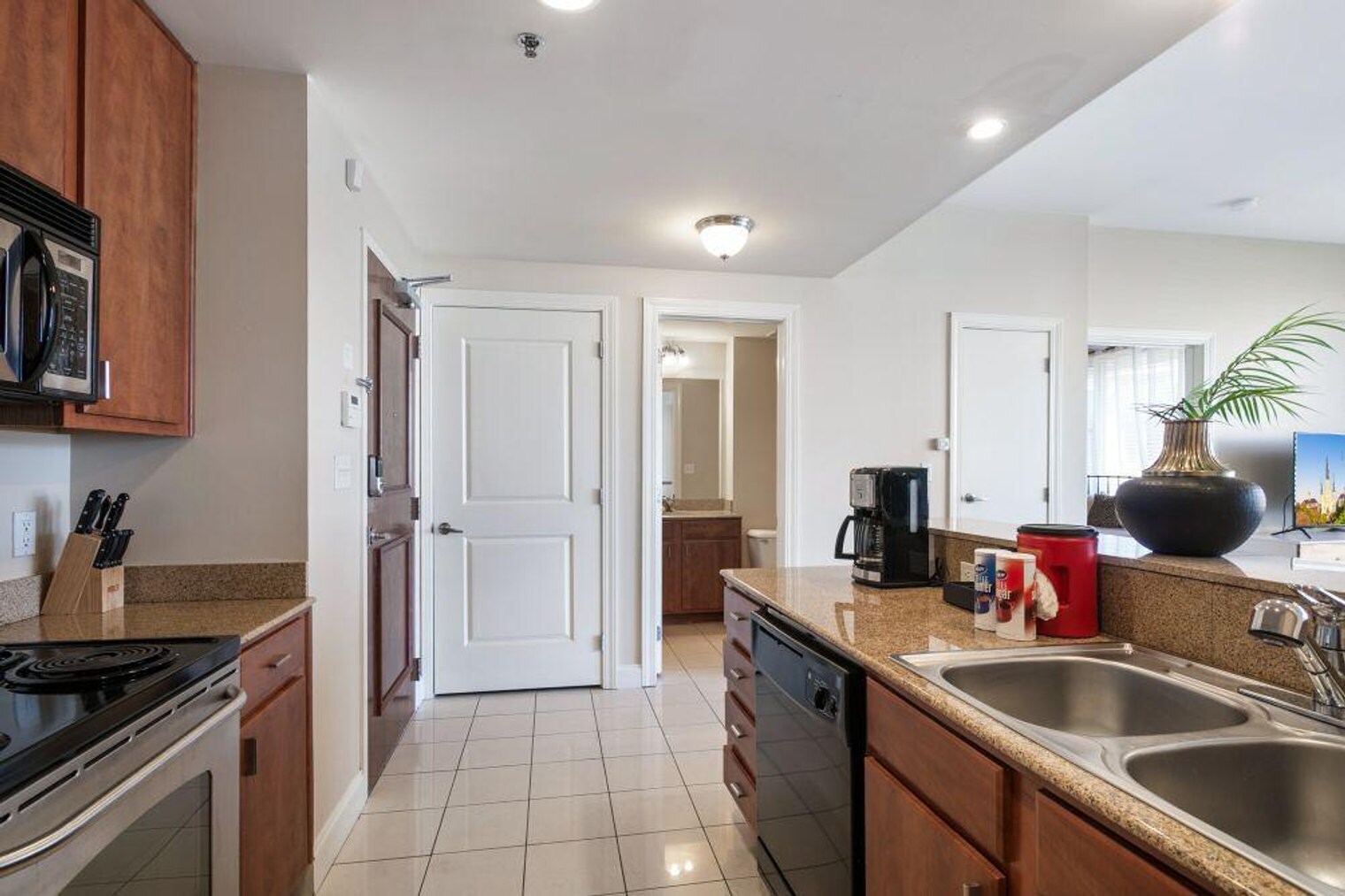 Building Photo - 925 Common St