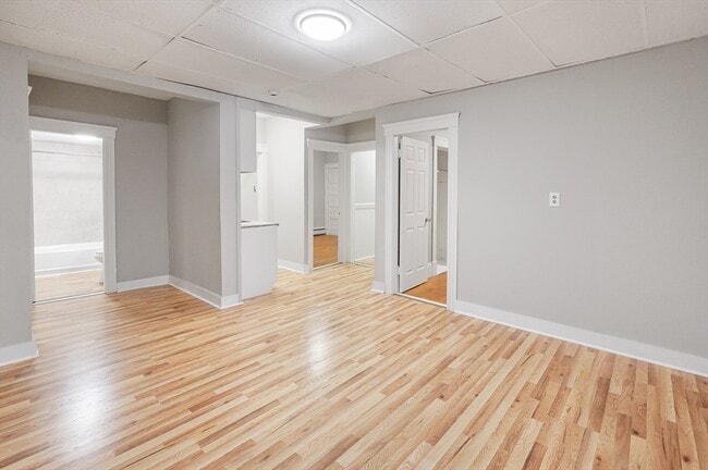 Building Photo - 15 1/2 Mendon St