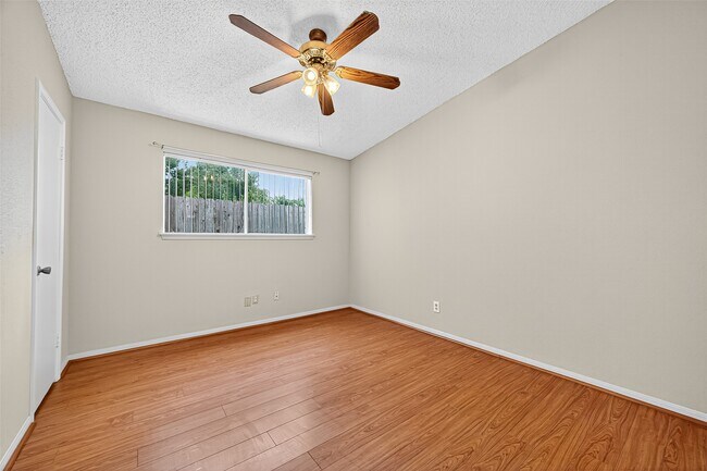 Building Photo - 2042 Hilton Head Dr