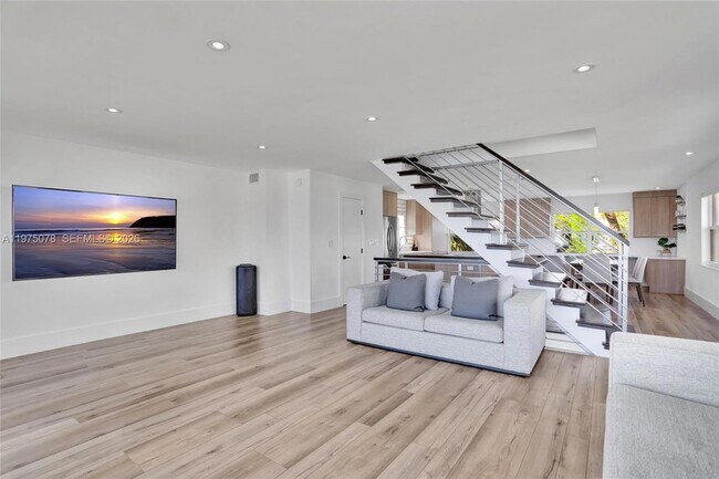 Building Photo - 1194 Hillsboro Mile Unit 1