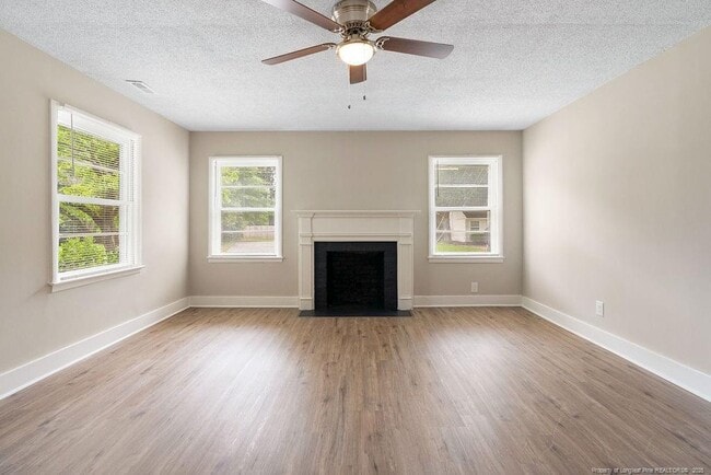 Building Photo - 223 W Cir Ct.