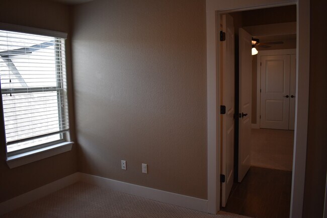 Building Photo - 4 Bedroom 3.5 Bath In The Heart of Fayetteville!
