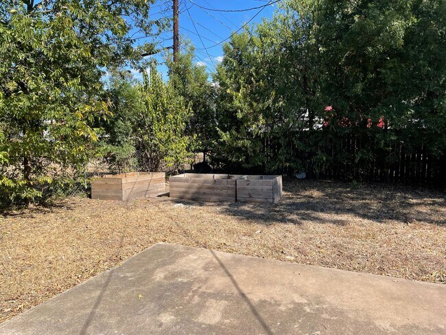 Building Photo - Available Now! *Pet Restrictions* 3 Bedroom/1 Bathroom in Temple