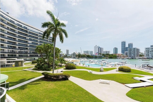 Building Photo - 900 Bay Dr