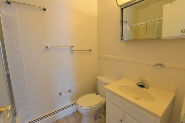 Main bath - 426 Winthrop Dr