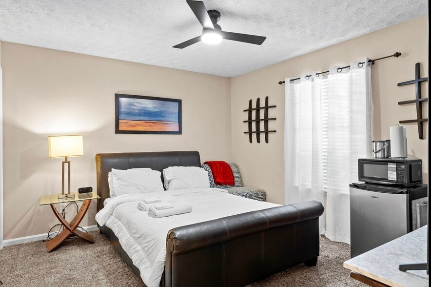 Master Bedroom - 5300 Forest Downs Ln