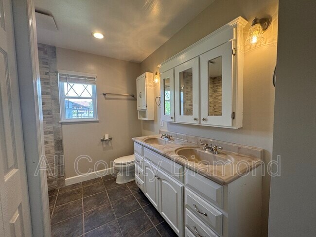 Building Photo - 607 Plantation Ct