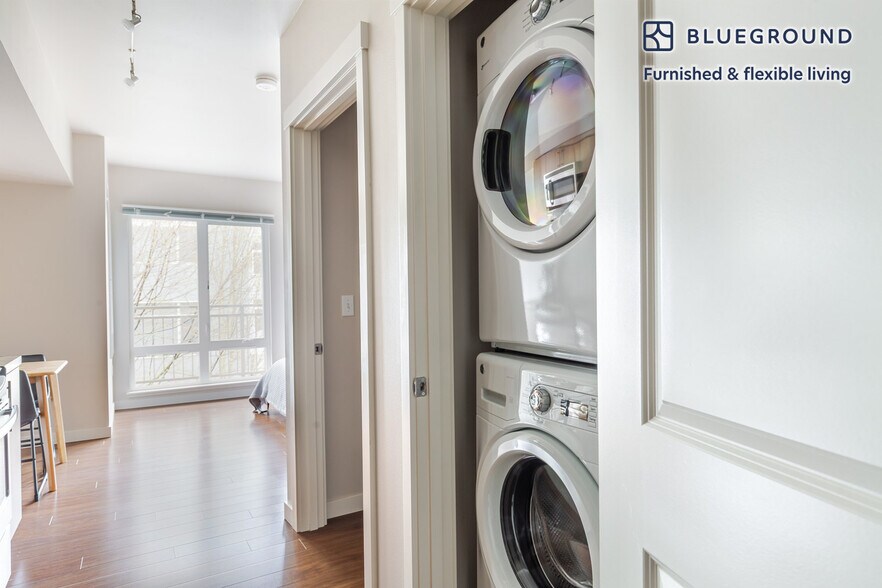 Building Photo - 10333 Main St