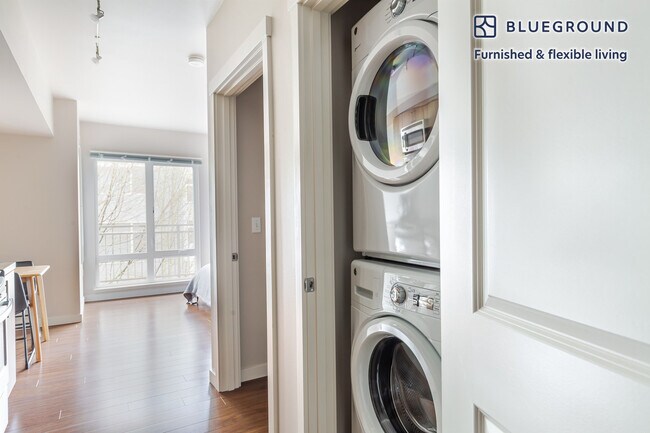 Building Photo - 10333 Main St