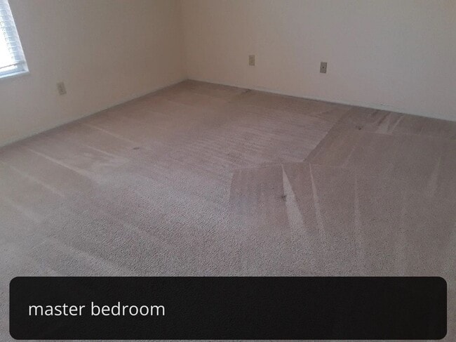 Building Photo - 3 bedrooms with Garage!