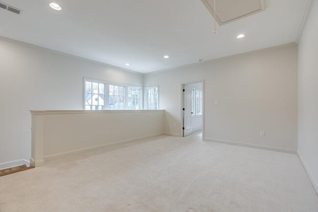 Building Photo - 455 Oma Cove