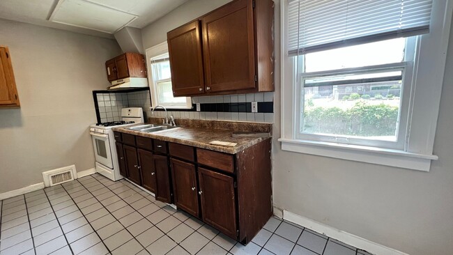 Building Photo - 357 Fox St SW