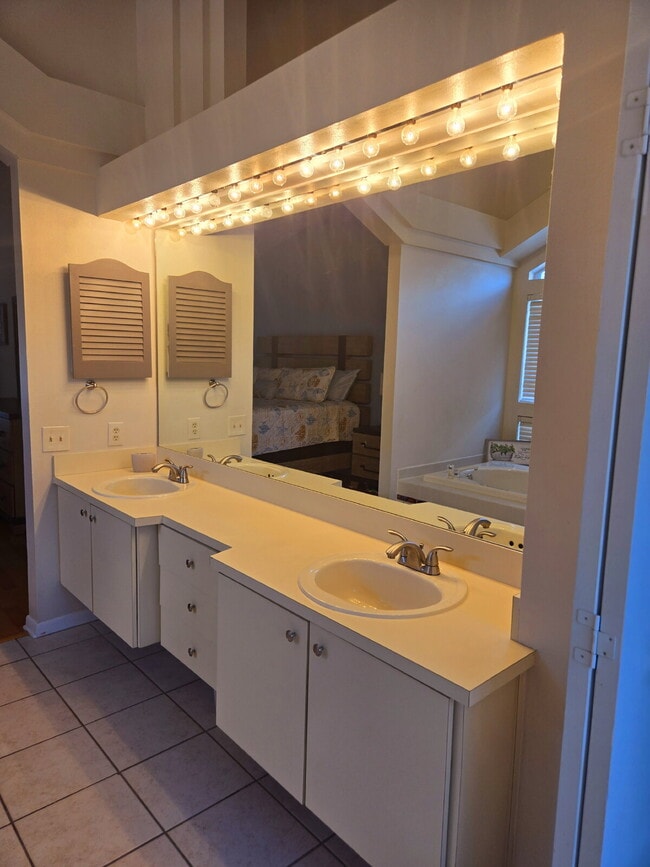 Building Photo - 4/2 Pool Home with pool service included