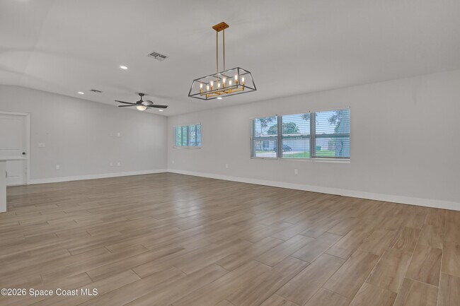 Building Photo - 580 Pine Tree Dr